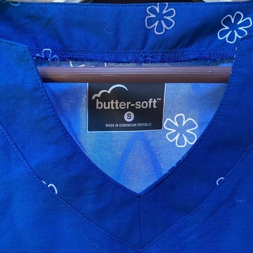 Butter soft women’s blue skunk flower short sleeve slinky scrub top small kids